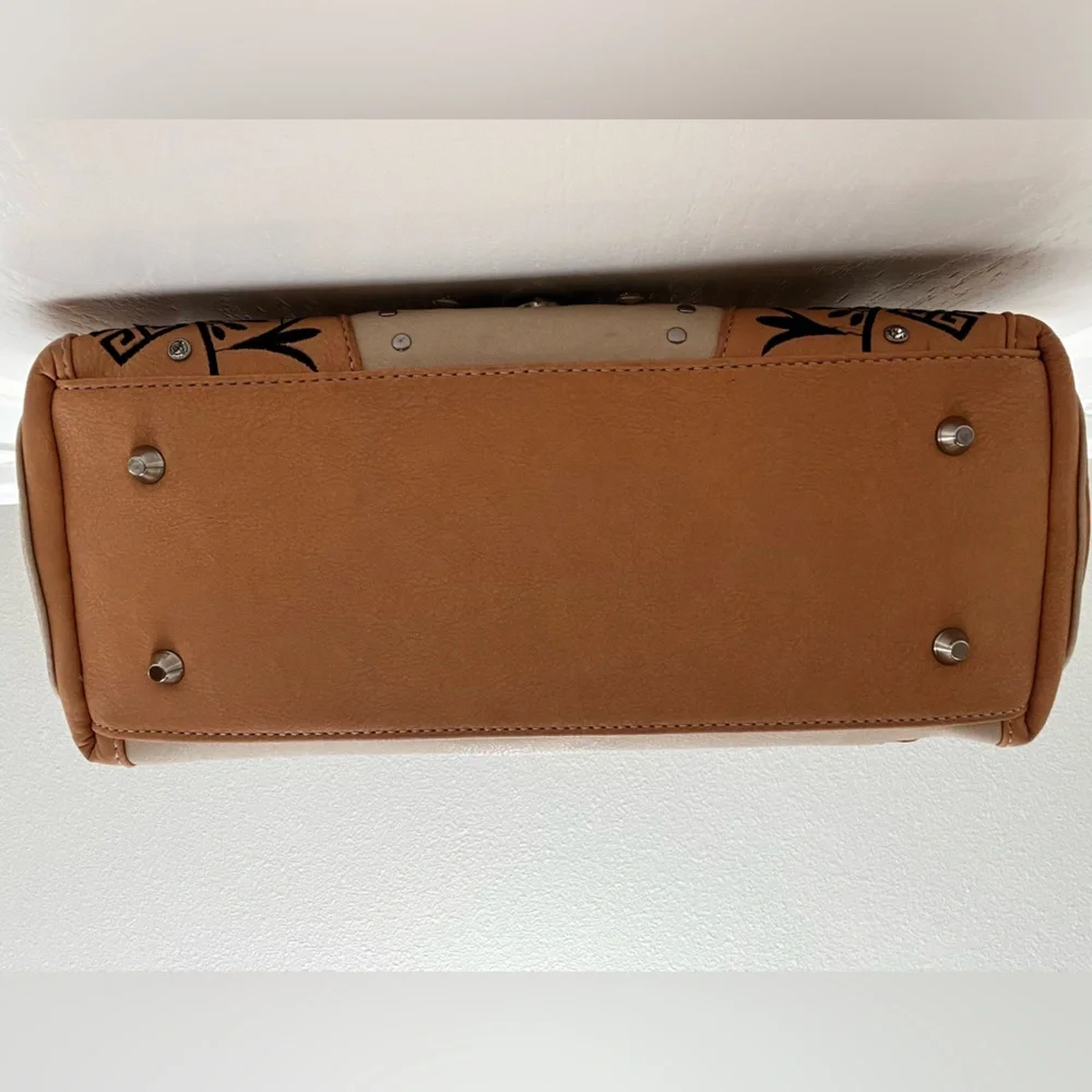 Cowgirl Trendy Peachy Tan and Cream Western Conceal and Carry Handbag - Picture 6 of 16
